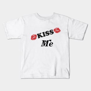 kiss me t-shirt style Kids T-Shirt